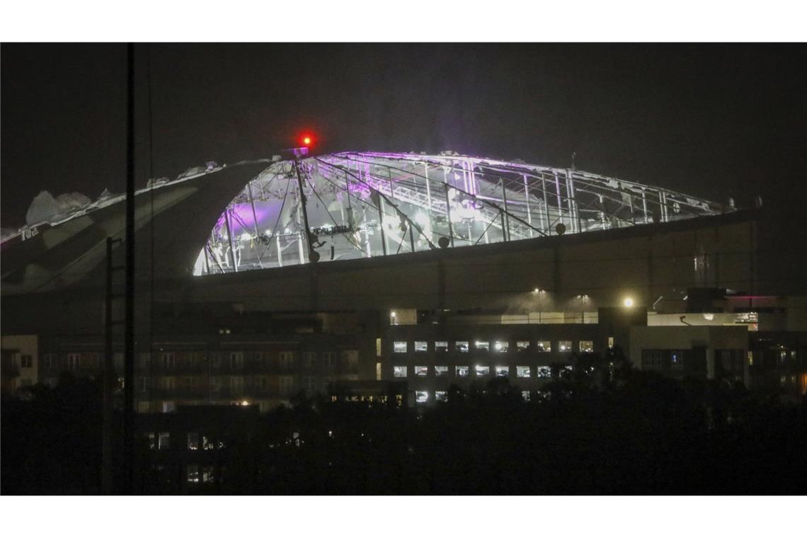 Das Dach des Tropicana Field, der Heimstätte des Baseball-Teams Tampa Bay Rays, wurde stark beschädigt.