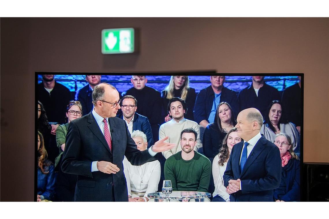 Das dritte Aufeinandertreffen zwischen Kanzler Olaf Scholz und Kanzlerkandidat Friedrich Merz in der ARD-“Wahlarena“. Weniger als eine Woche vor dem Wahltag konnten – abgesehen von Sahra Wagenknecht – die Spitzenkandidaten der größeren Parteien noch mal für sich werben. Wenig die Streitgespräche zwischen den Politikern, die wenig Neues zutage förderten, war es hier vor allem der Fokus auf Fragen aus dem Publikum, die Scholz und Co. ins Schwitzen brachten; die Spitzenkandidaten wirkten in der Auseinandersetzung untereinander deutlich souveräner als in der mit dem Normalbürger.