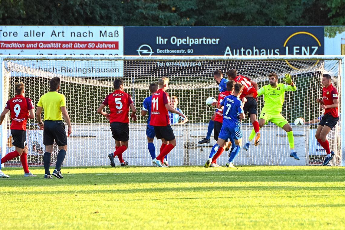 Das dritte Mal in Folge hatte Aspach im Pokalduell in Freiberg das Nachsehen. Diesmal besiegelte ein Kopfballtor von Volkan Celiktas (Mitte) das SG-Schicksal eine Minute vor Schluss. Foto: T. Sellmaier