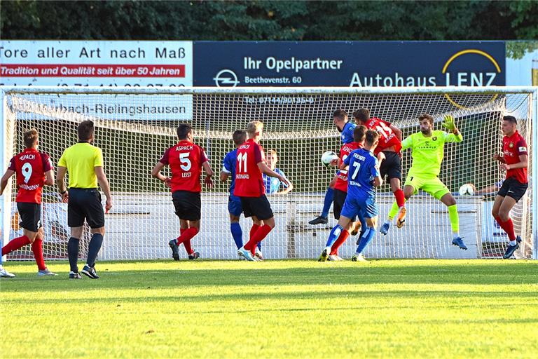 Das dritte Mal in Folge hatte Aspach im Pokalduell in Freiberg das Nachsehen. Diesmal besiegelte ein Kopfballtor von Volkan Celiktas (Mitte) das SG-Schicksal eine Minute vor Schluss. Foto: T. Sellmaier