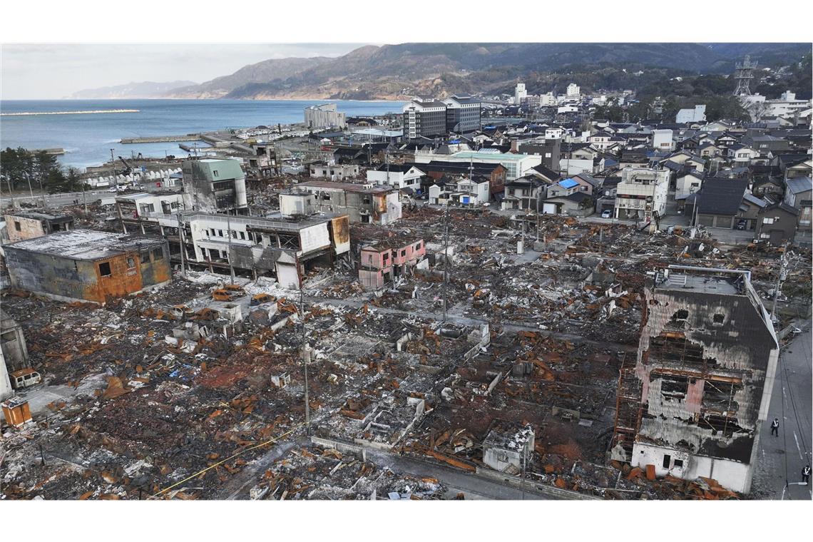 Das Drohnenfoto zeigt die ausgebrannte Stelle eines ehemaligen Marktes, wo nach einem Erdbeben ein Großbrand ausgebrochen war. Die Präfektur Ishikawa wurde am Neujahrstag 2024 von einem Erdbeben der Stärke 7,6 getroffen.