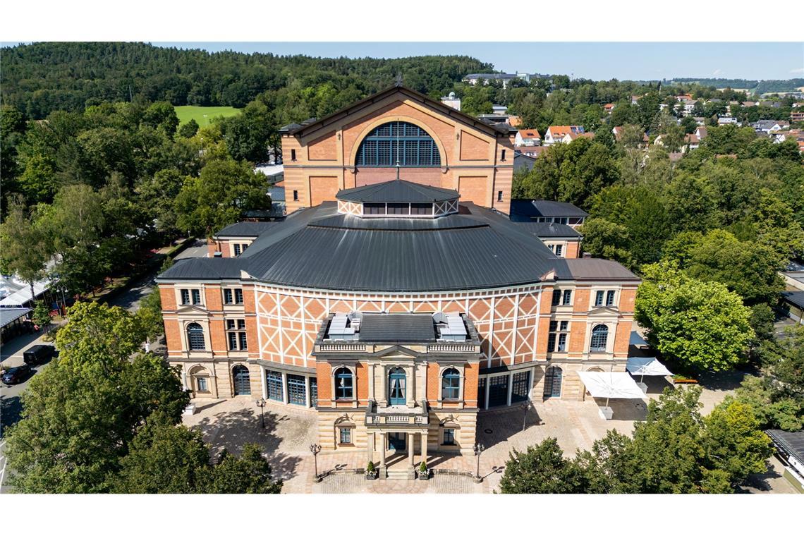 Das einzigartige Bayreuther Festspielhaus aus der Luft (Drohnenaufnahme).