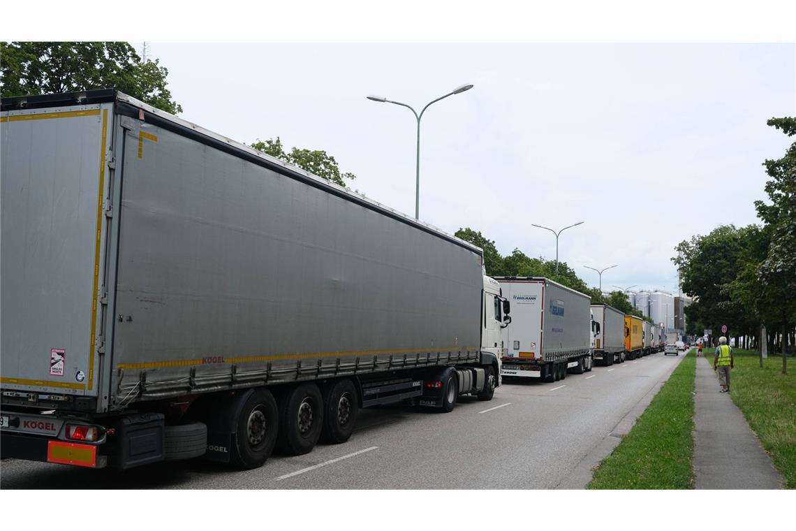 Das Elsass leidet unter dem Ausweichverkehr durch viele Lkw aus Deutschland. (Symbolbild)