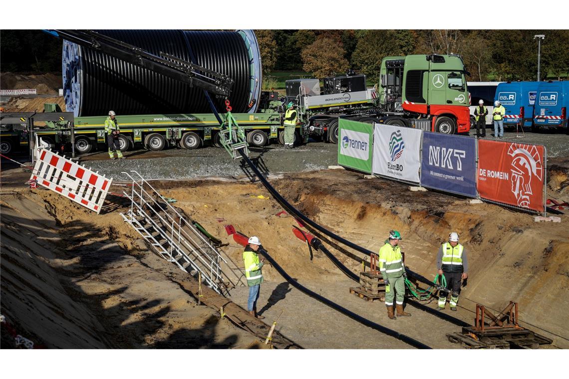 Das Erdkabel wird mit einem Schwertransporter geliefert und mit Hilfe einer Seilwinde in den Graben gehoben.