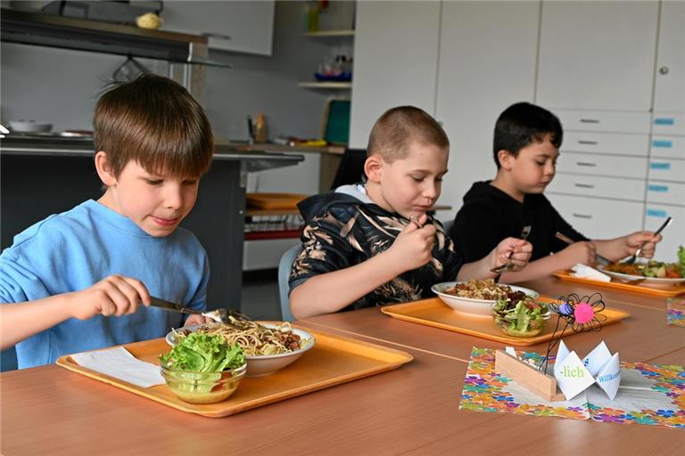 Das erste Mensaessen schmeckt Florian Gassmann, Thor Thiele und Yassin Frangipani (von links). Foto: Elisabeth Klaper