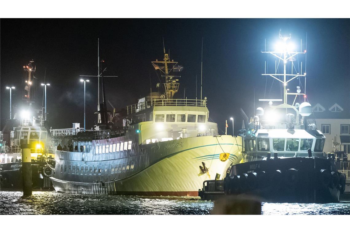 Das Fahrgastschiff wurde von zwei Schleppern in den Hafen von Büsum gebracht.