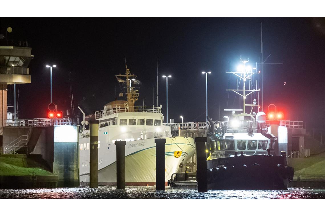 Das Fahrgastschiff wurde von zwei Schleppern in den Hafen von Büsum gebracht.