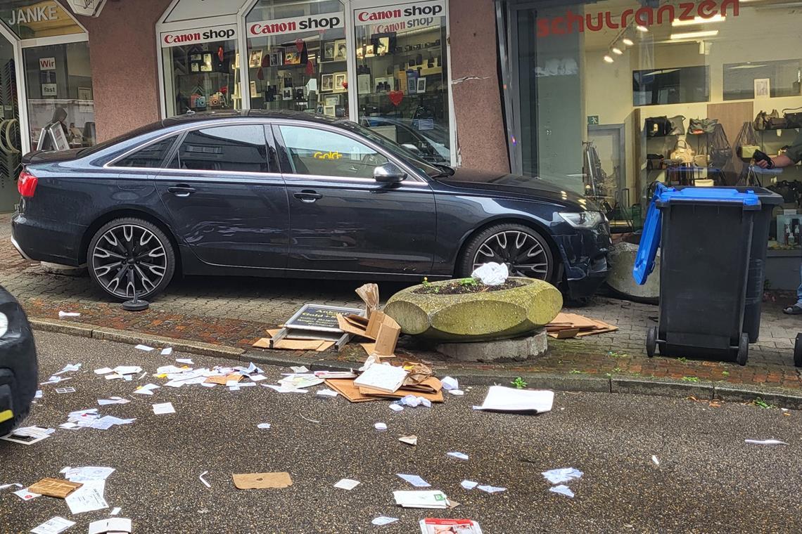 Das Fahrzeug rammt den Laden in der Backnanger Marktstraße. Foto: K. Doberer