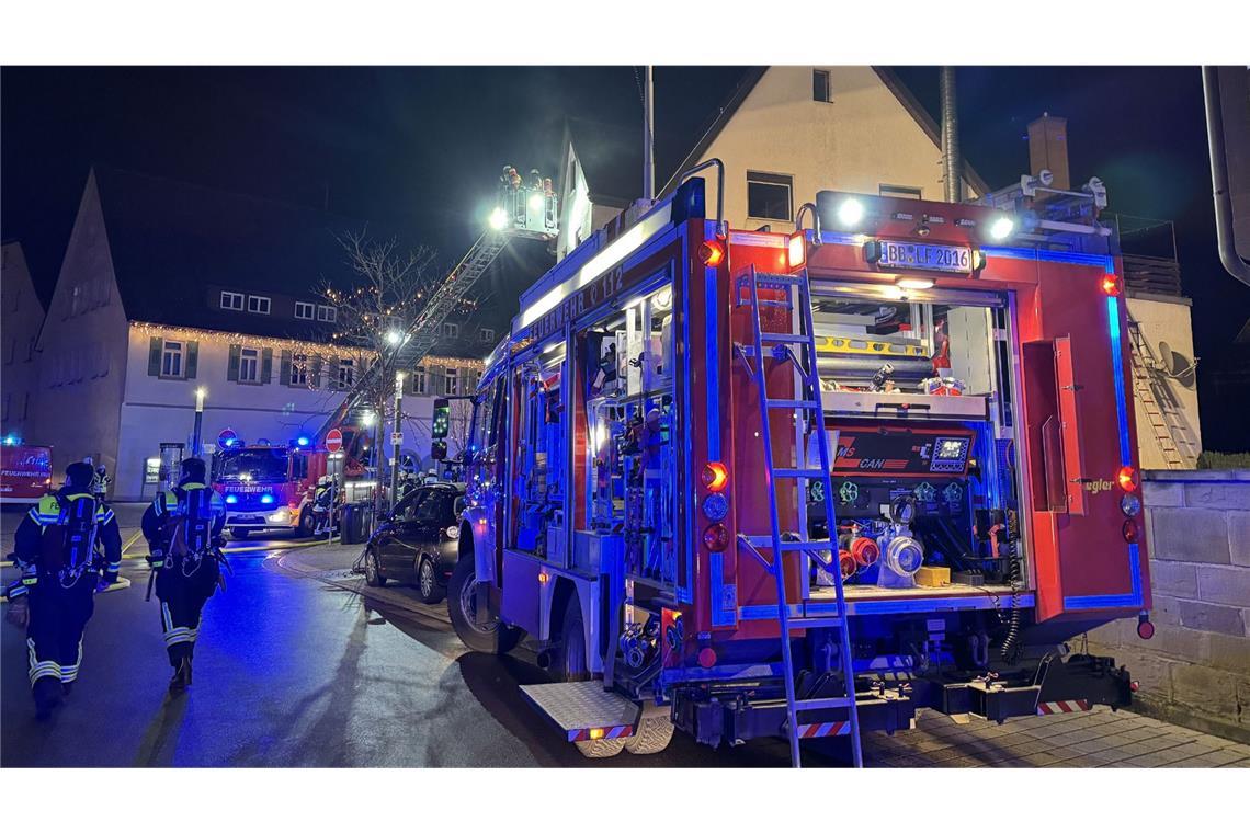 Das Feuer ist wohl im Treppenhaus ausgebrochen.