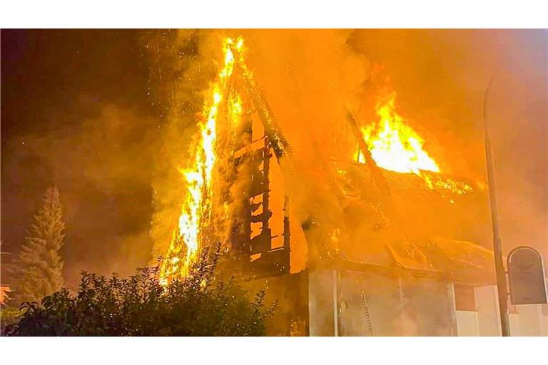 Das Feuer sei am Samstag aus zunächst unklarer Ursache in der 58 Jahre alten katholischen Kirche ausgebrochen.