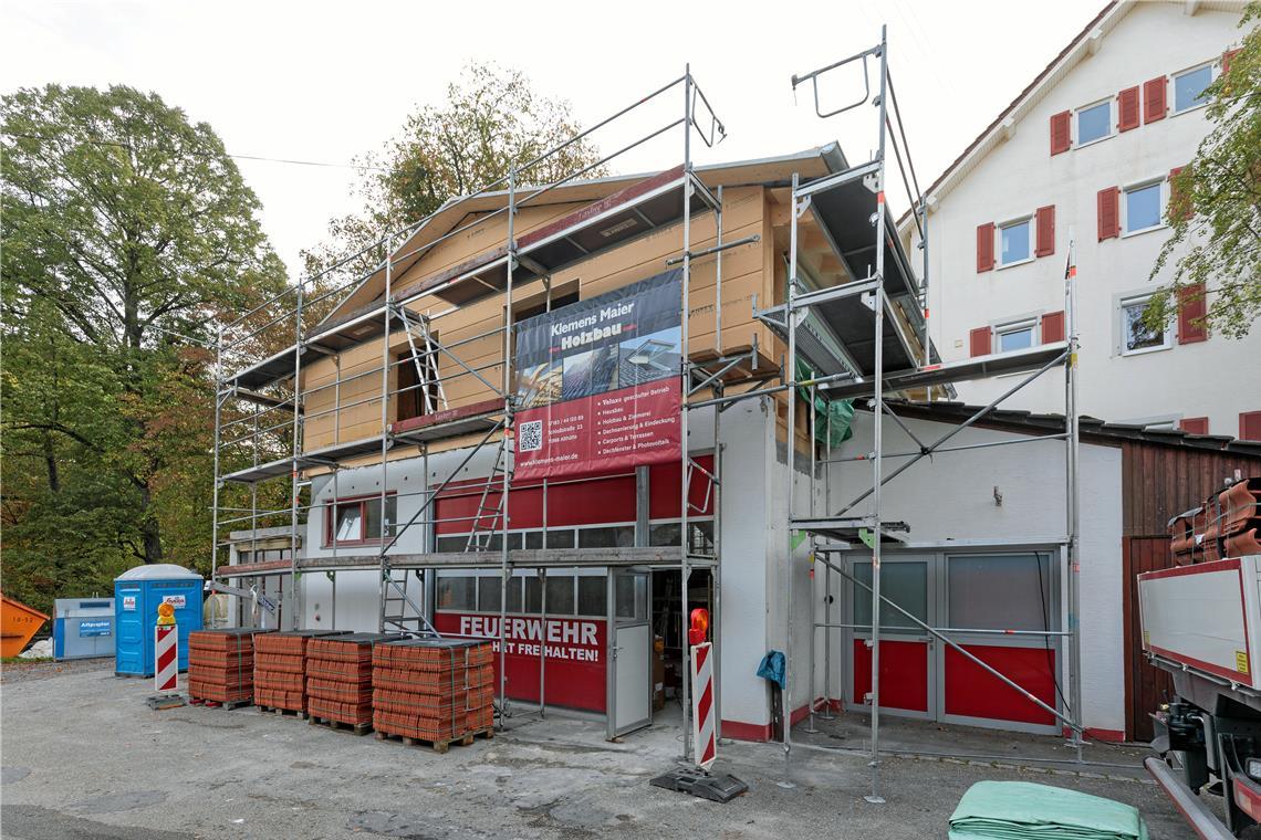 Das Feuerwehrhaus ist nach oben gewachsen. Auch der Rohbau der Garage (links) für den Mannschaftswagen steht schon.