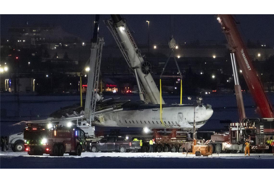 Das Flugzeug mit 80 Menschen an Bord  ist am Montag auf dem Rücken in Toronto gelandet.