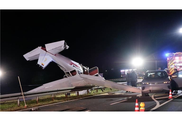 Das Flugzeug stürzte auf die Straße.