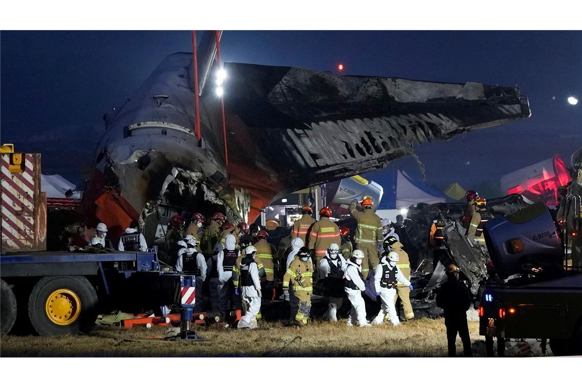 Das Flugzeug wurde bei dem Unglück bis auf den hinteren Teil vollkommen zerstört.