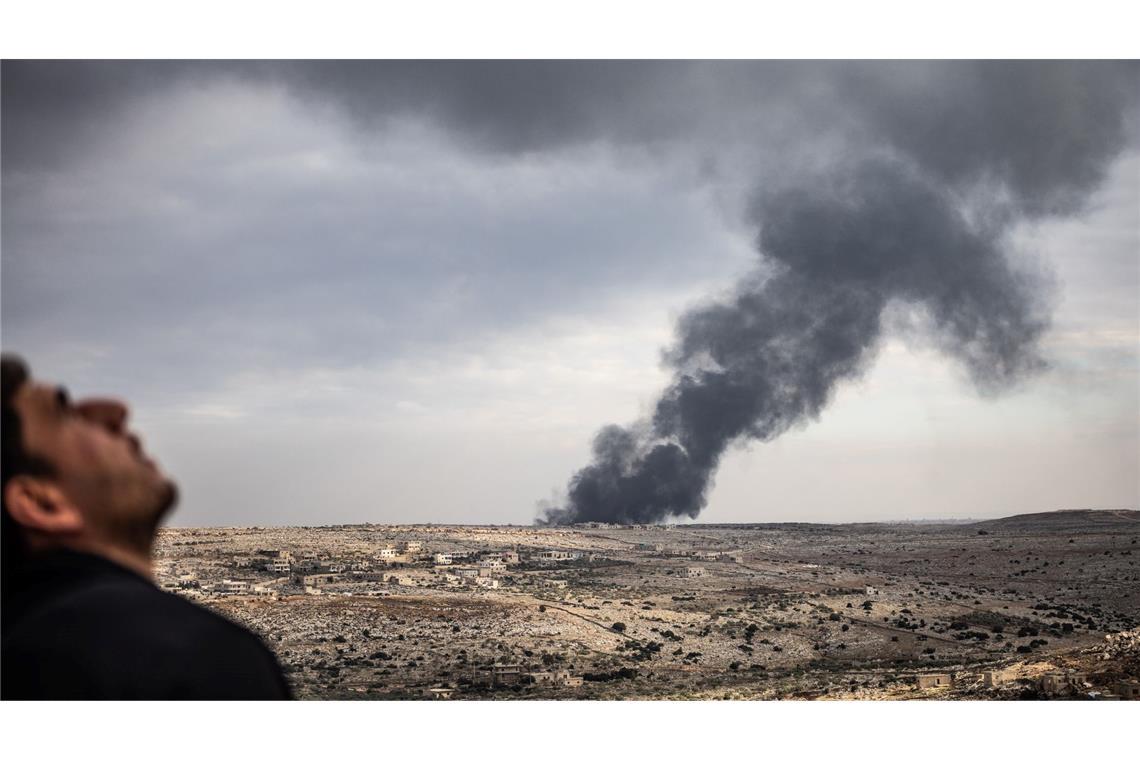 Das Foto des dpa-Fotografen Anas Alkharboutli zeigt aufsteigenden Rauch während der anhaltenden Kämpfe in Syrien.