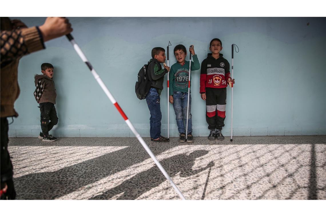 Das Foto des dpa-Fotografen Anas Alkharboutli zeigt blinde Schülerinnen und Schüler vor ihrem Klassenzimmer in Idlib.