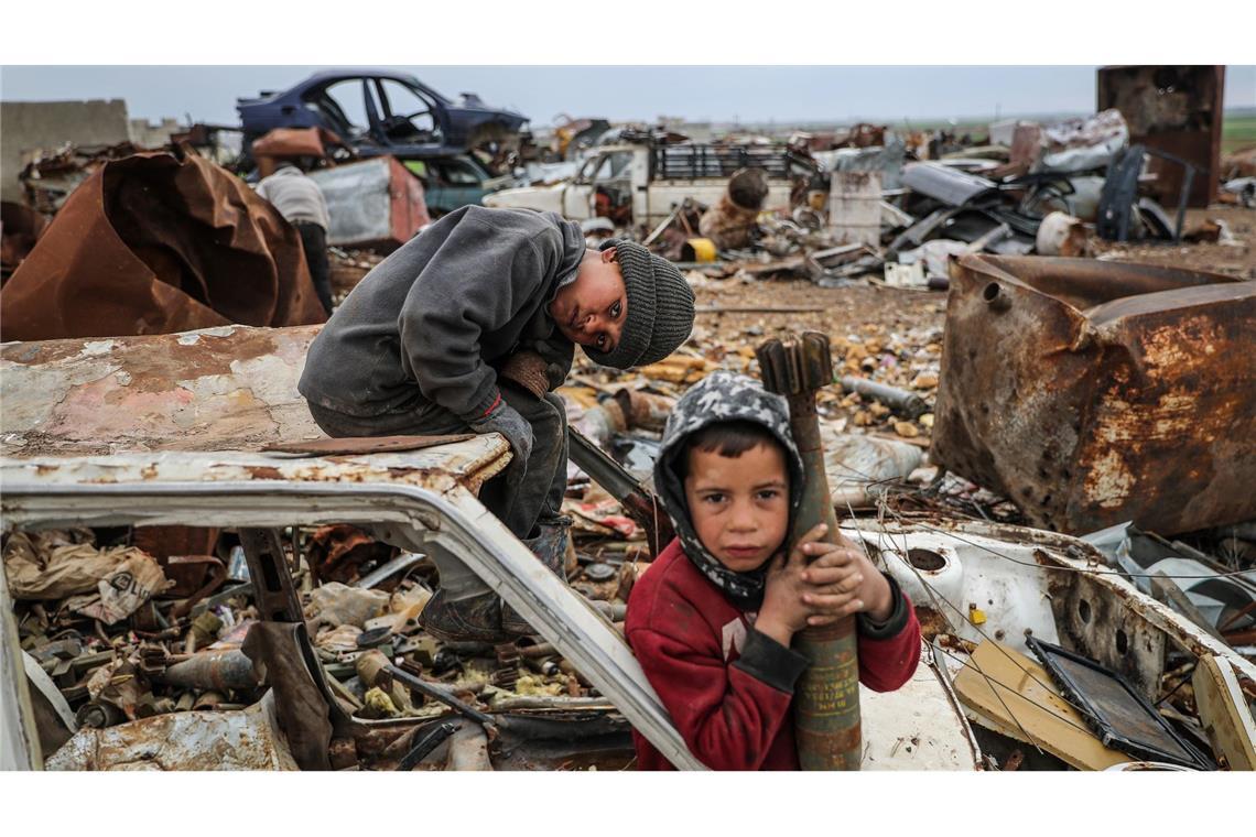 Das Foto des dpa-Fotografen Anas Alkharboutli zeigt ein Kind mit einer nicht explodierten Mörsergranate.