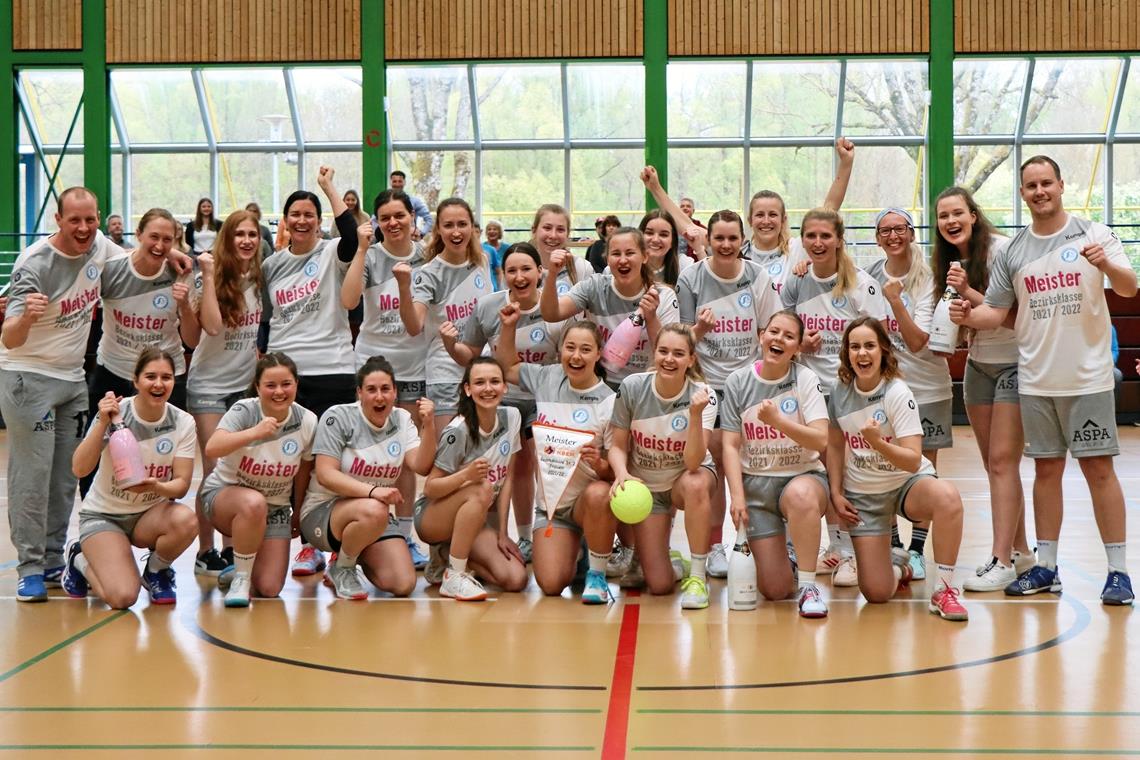 Das Frauenteam der SG Weissach im Tal bejubelt die Meisterschaft und den Aufstieg. Hintere Reihen von links: Trainer Benedikt Pollak, Tanja Weller, Nadine Heudorf, Nicole Huraj, Juliana Konrad, Daniela Götz, Martina Huber, Franziska Kugler, Sophie Knodel, Julia Lang, Veronique Mantler, Lisa Kugler, Caprice Schleicher, Cinderella Schleicher, Svenja Strecker und Co-Trainer Fabrice Weirich. Vorne: Lara Hinterkopf, Lea Schwaderer, Nadine Barth, Sarah Lüder, Maren Haberl, Alina Seitter, Nina Reichenberger und Lena Reichenberger. Foto: M. Wertenauer