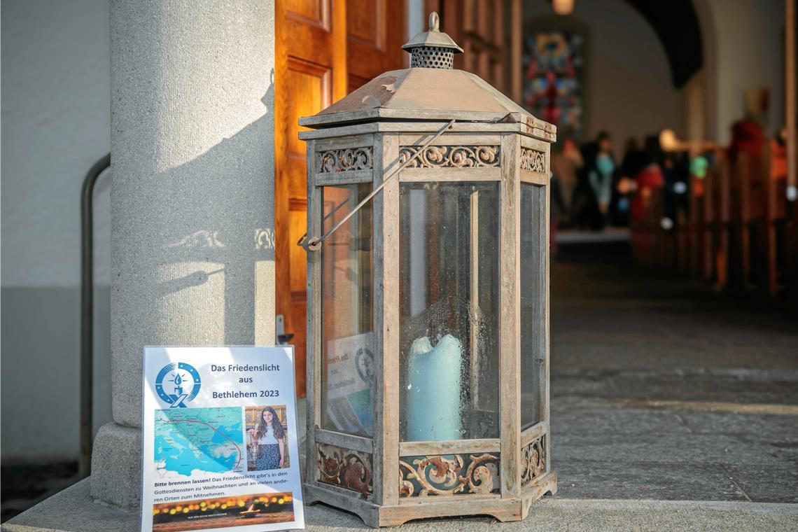 Das Friedenslicht steht an der Fornsbacher Kirche in einer schmucken Laterne. Dort lässt es sich über weitere Kerzen mit entsprechendem Windschutz auch mit nach Hause nehmen.