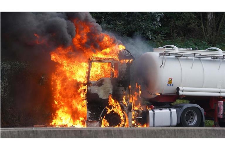 Das Führerhaus des Gefahrgut-Lkw geriet auf der A7 in Brand.