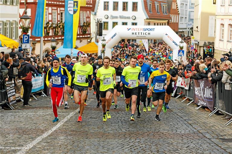 Das gewohnte Bild beim Start des Hauptlaufs: Die Favoriten drücken an der Spitze sofort aufs Gaspedal, die Heerschar an Hobbyläufern lässt es gemächlicher angehen. Fotos: Alexander Becher