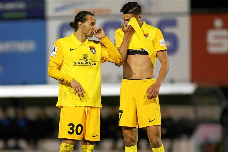 Das ging für Andreas Ivan (links), Marvin Cuni und die SG Sonnenhof böse ins Auge. Mit 0:4 verlor Großaspach bei Steinbach Haiger. Foto: C. Loos