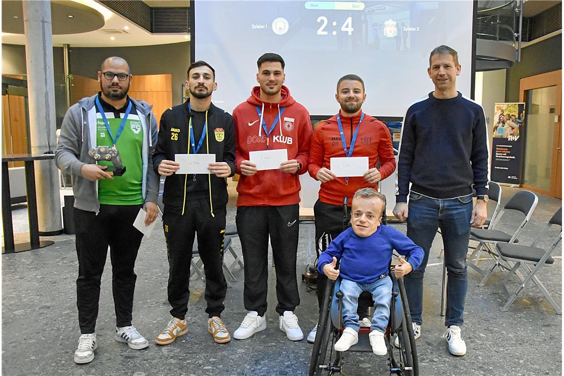 Das Gruppenfoto bei der Siegerehrung mit Profi Niklas Luginsland und BKZ-Redakti...