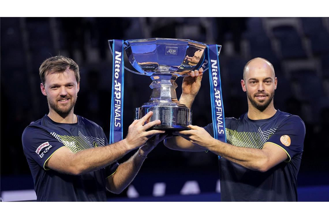 Das hat noch nie ein deutsches Doppel geschafft: Kevin Krawietz (l) und Tim Pütz (r) gewinnen das Saisonfinale.