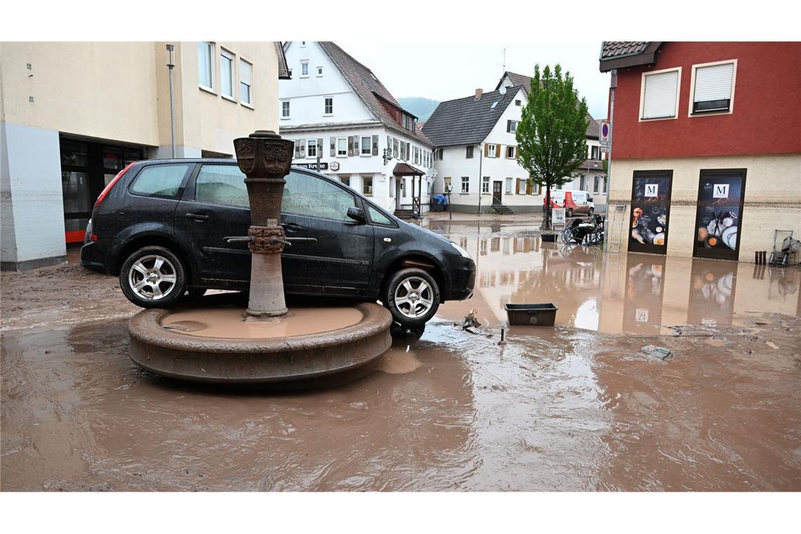 Das Hochwasser im Juni dieses Jahres hat in Ruderberg (Baden-Württemberg) ein Auto weggespült. (Archivbild)