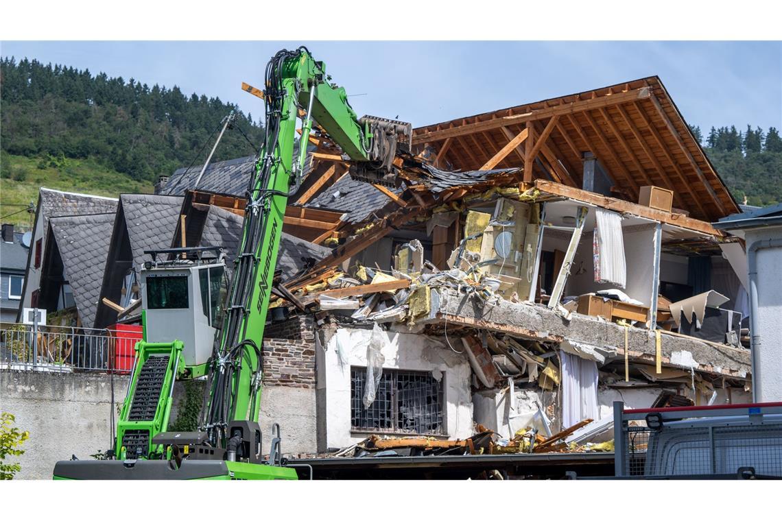 Das Hotel wird nach dem Einsturz Stück für Stück abgerissen.