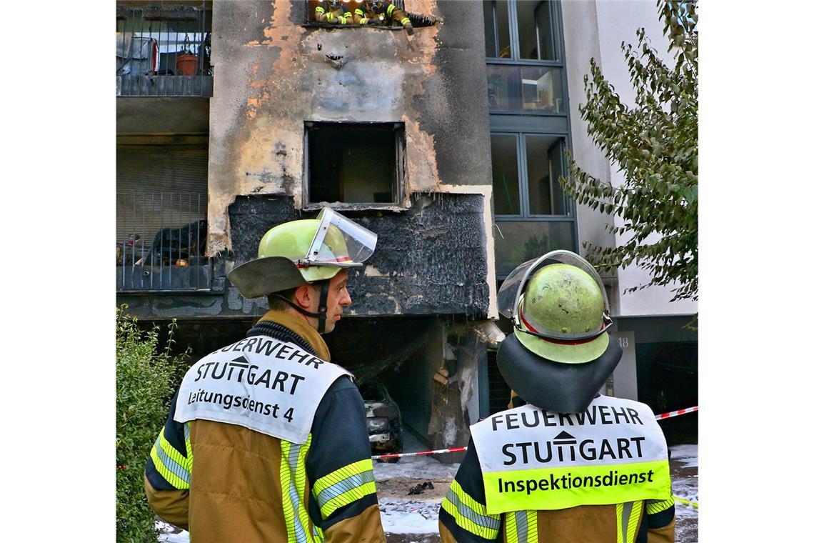 Das in Feuerbach in einer Garage an einem Auto ausgebrochene Feuer hat das Wohngebäude stark beschädigt.
         Foto: 
            KS-Images/Rometsch