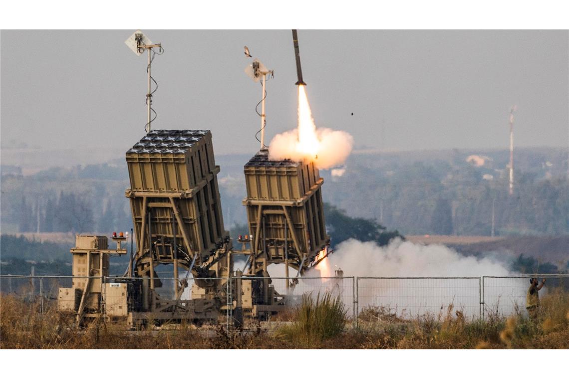 Das israelische Iron-Dome-Raketenabwehrsystem feuert eine Abfangrakete ab.