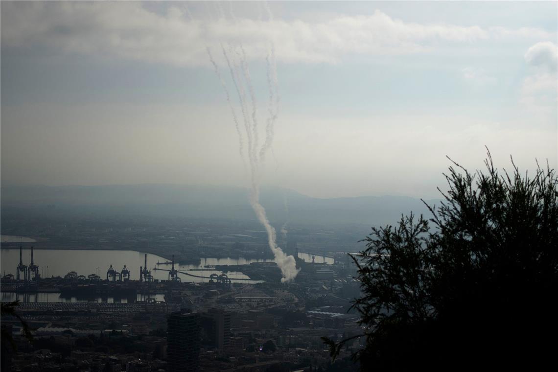 Das israelische Luftabwehrsystem Iron Dome feuert, um Raketen abzufangen, die aus dem Libanon abgefeuert wurden.