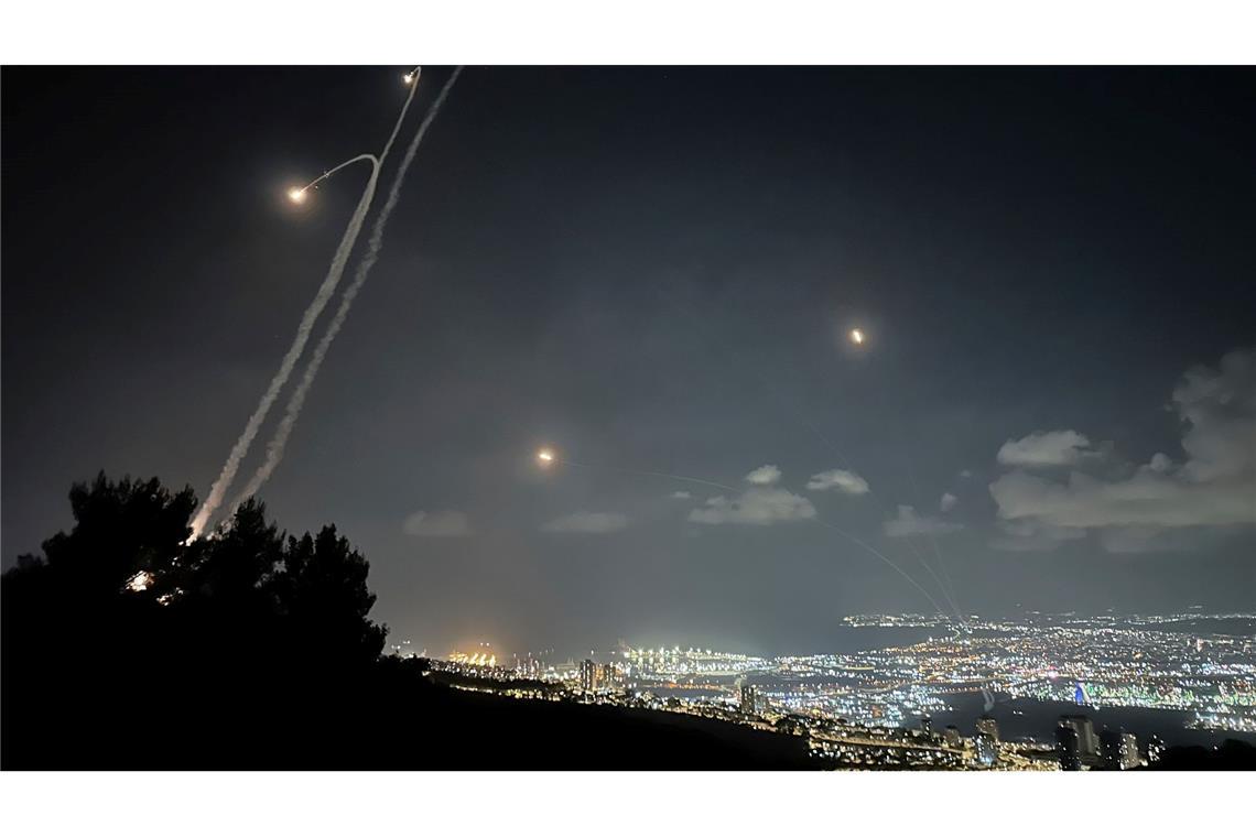 Das israelische Luftabwehrsystem Iron Dome ist über der Hafenstadt Haifa im Einsatz.