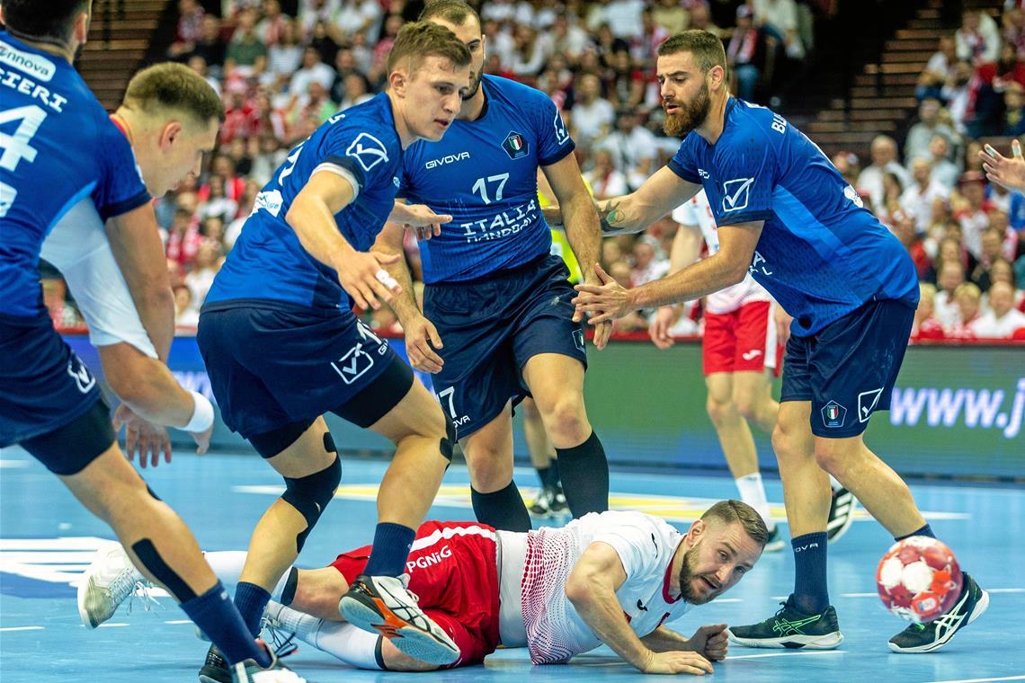 Das italienische Nationalteam in den blauen Trikots (hier im Duell mit Polen) kreuzt nächsten Mittwoch in Oppenweiler auf. Imago