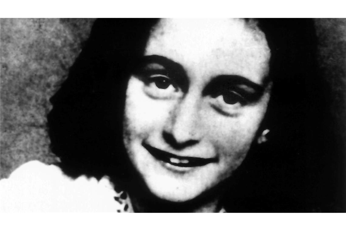 Das jüdische Mädchen Anne Frank wurde durch ihre Tagebuchaufzeichnungen bekannt, die sie im Versteck ihrer Familie vor den Nazis schrieb. Sie starb später im KZ Bergen-Belsen.