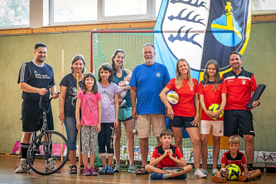 Das jüngste Familienmitglied ist erst zwei Monate alt, das Oberhaupt zählt 70 Lenze: David Piesch, Katrin Scheibner mit Alexandra und Viktoria, Hannah Piesch mit Kleo sowie Gunter, Henry, Jasmin, Romy, Falko und Max Piesch (von links) in der Radsporthalle. Foto: Alexander Becher