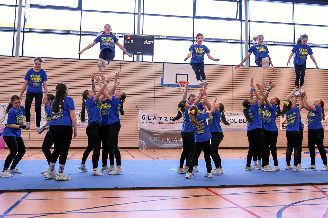 Das Junior-Team der Wild Thing-Cheerleadinggruppe tritt beim Basketballspiel am vergangenen Samstag noch in ihren Trainingsoutfits auf. Die Mädchen warten auf ihre Turnierkostüme für die Meisterschaft, die noch im Zoll feststecken. Foto: Alexander Becher