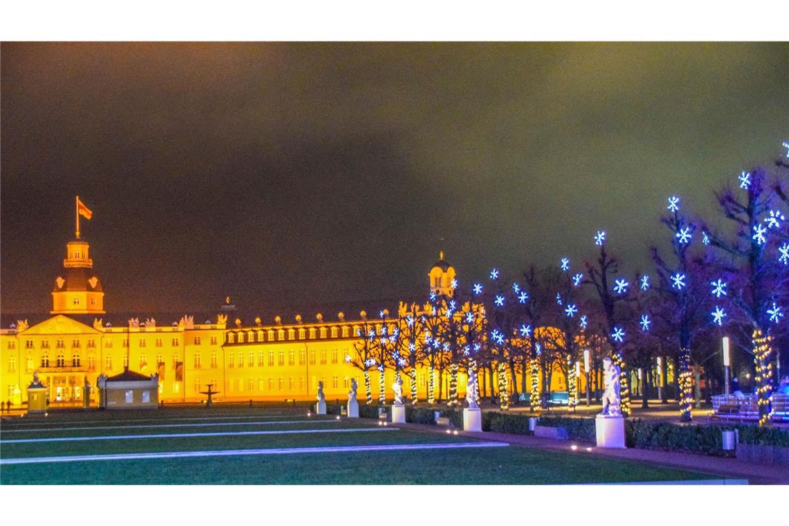 Das Karlsruher Schloss im weihnachtlichen Glanz im 2017. Am 20. Dezember 2017 nahmen Polizisten des Spezialeinsatzkommandos (SEK) Baden-Württemberg des einen Deutschen mit irakischen Wurzeln fest. Er sollte, so der Tatvorwurf, einen Anschlag auf den Weihnachtsmarkt in Karlruhe geplant haben. Einen Vorwurf, den die Richterinnen und Richter des 5. Strafsenats in 83 Verahndlungstagen nicht nachweisen konnten. Sie sahen es als erwiesen an, dass Dasbar W. der Terrorgruppe „Islamischer Staat“ angehörte.Sie verurteilten W. zu einer Haftstarfe von fünf Jahren und sechs Monaten.