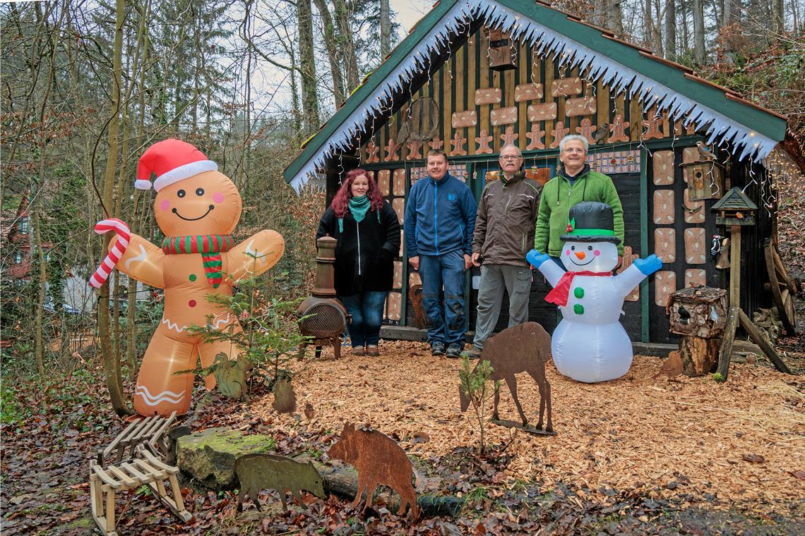 Das Kernteam bei seiner neuen Attraktion, dem Lebkuchenhäuschen (von links): Anja und Timo Hübner, Manfred Krautter und Walter Hieber. Foto: Stefan Bossow