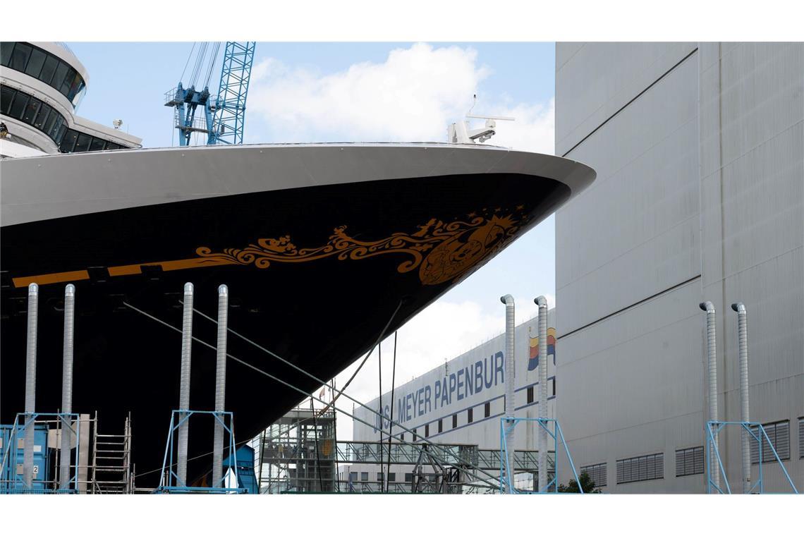 Das Kreuzfahrtschiff "Disney Treasure" liegt bei der Meyer Werft in Papenburg im Hafen.