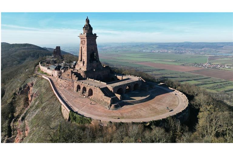 Das Kyffhäuser Denkmal bei Bad Frankenhausen in Thüringen befindet sich auf  420 Metern Höhe unterhalb vom Gipfel des Kyffhäuserburgberges.