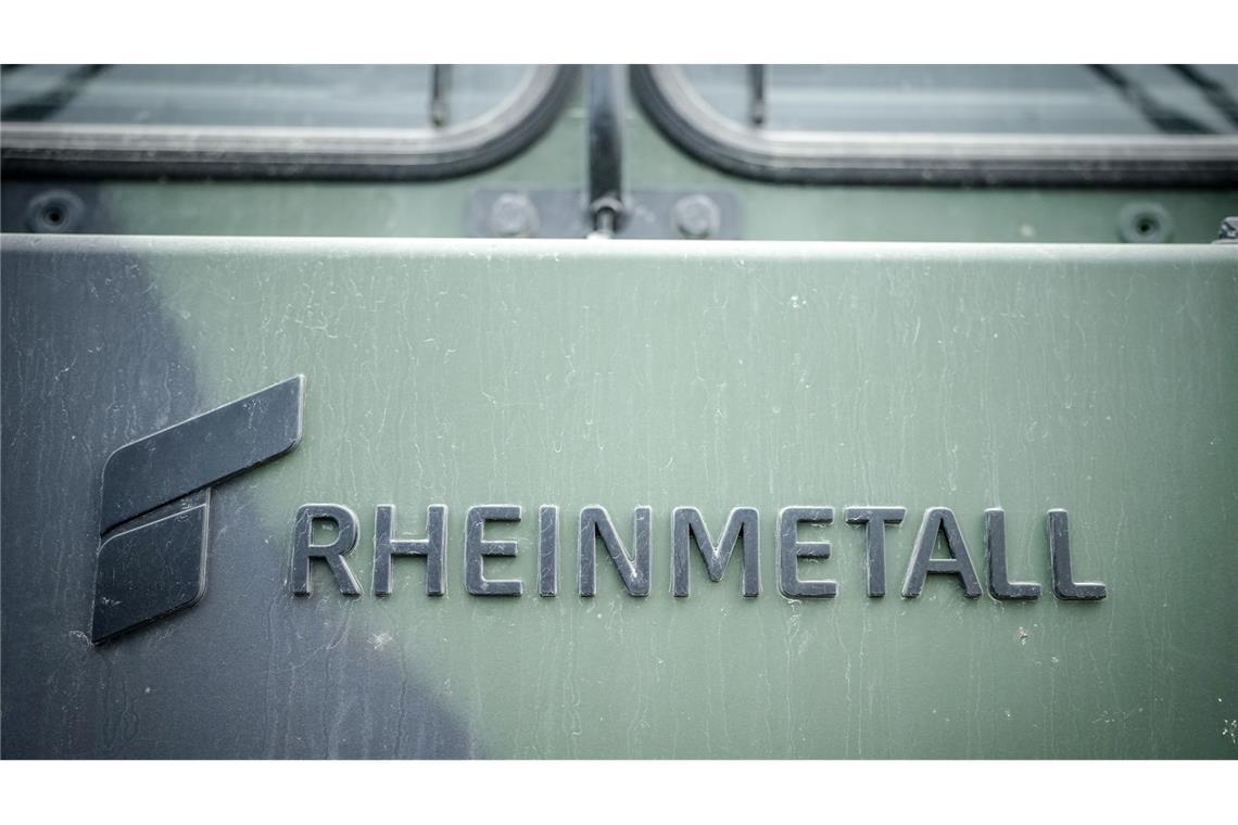 Das Logo des Rüstungskonzerns Rheinmetall ist an einem Fahrzeug der Bundeswehr bei der Nato-Übung Quadriga 2024 zu sehen.