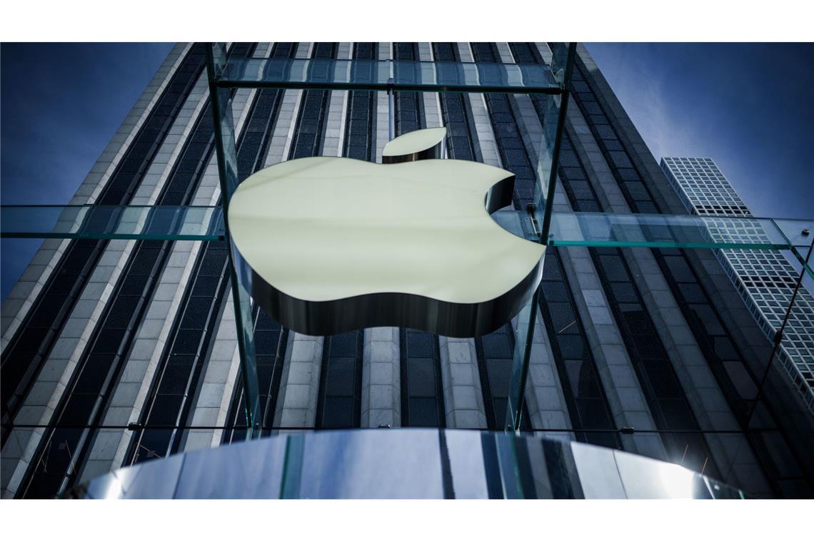 Das Logo von Apple, aufgenommen am Apple Store in der 5th Avenue in Manhattan. Apple hat im vergangenen Quartal etwas weniger Geld mit seinen iPhones gemacht (Archivfoto).