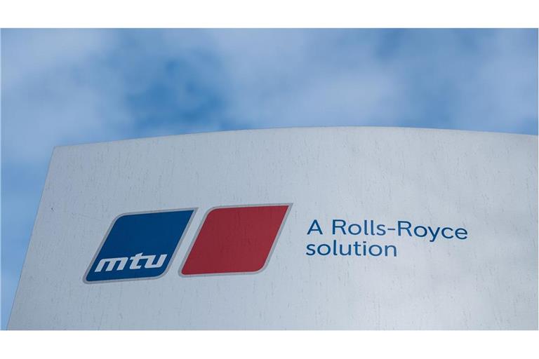 Das Logo von mtu ist am Eingangsbereich der Rolls-Royce Power Systems AG zu sehen. Die Motorenspezialisten am Bodensee können sich über ein erfolgreiches Halbjahr freuen (Archivfoto).