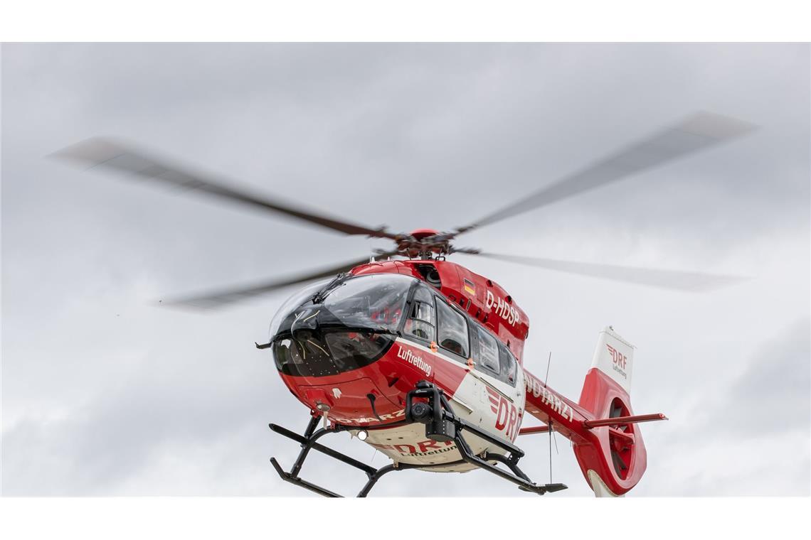 Das Mädchen war mit einem Rettungshubschrauber in eine Klinik geflogen worden, wo sie nun verstarb. (Symbolbild)