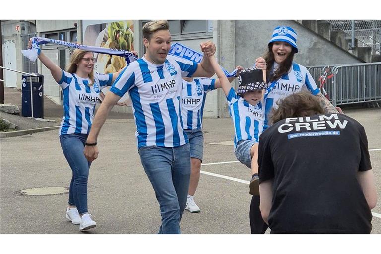 Das neue Kickers-Trikot wird beim Fotoshooting im Gazi-Stadion von Fans präsentiert, in unserer Bildergalerie sehen Sie auch die Details.