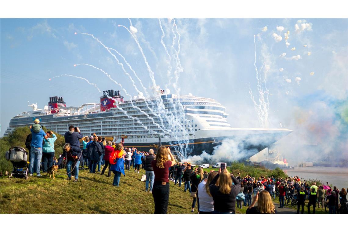 Das neue Kreuzfahrtschiff "Disney Treasure" wird mit einem Feuerwerk von der Meyer Werft in Papenburg verabschiedet.