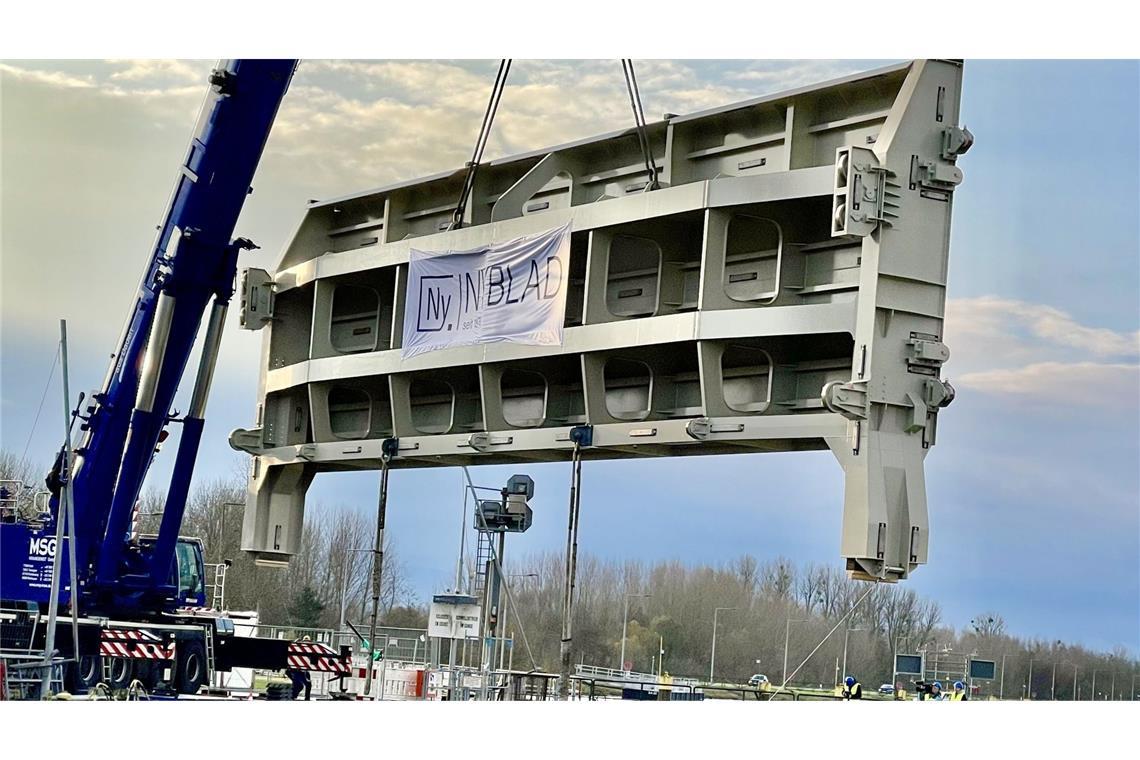 Das neue Obertor der Schleuse wird für die Montage in Position gebracht.