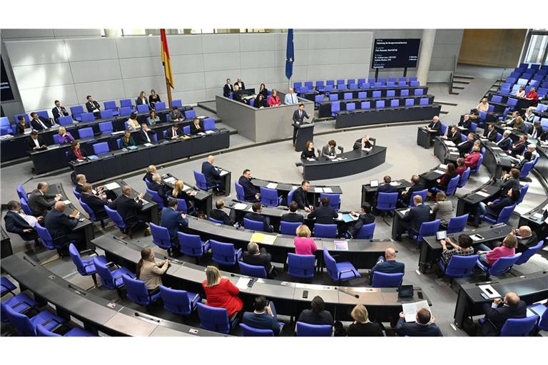 Das Plenum im deutschen Bundestag. Vor dem Rednerpult sitzen immer mehrere Personen – welche Aufgabe haben sie?